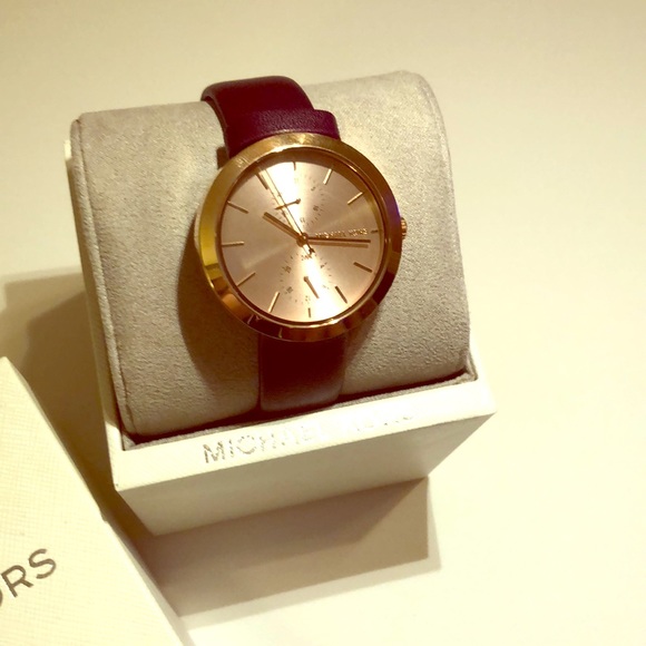 MIchael Kors Plum Purple Leather Watch - Picture 4 of 4
